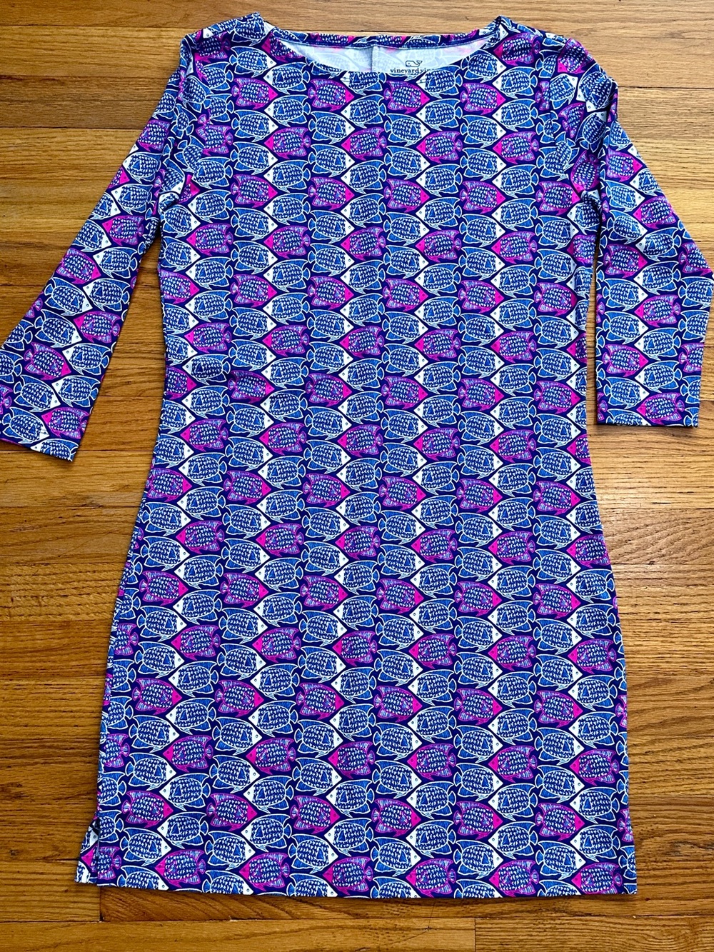 Vineyard Vines Medium Angelfish blue and magenta performance active wear dress